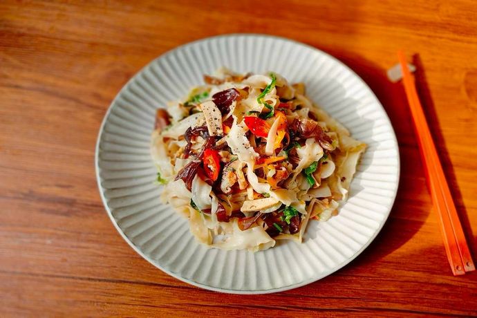 鮮蔬木耳炒波浪麵