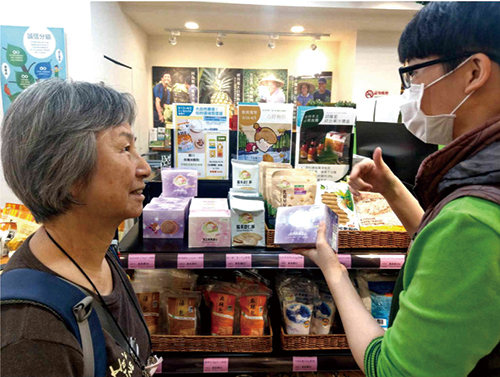 透過門市人員的說明，讓更多消費者開始認識庇護工場，並用實際的購買行動表達支持。