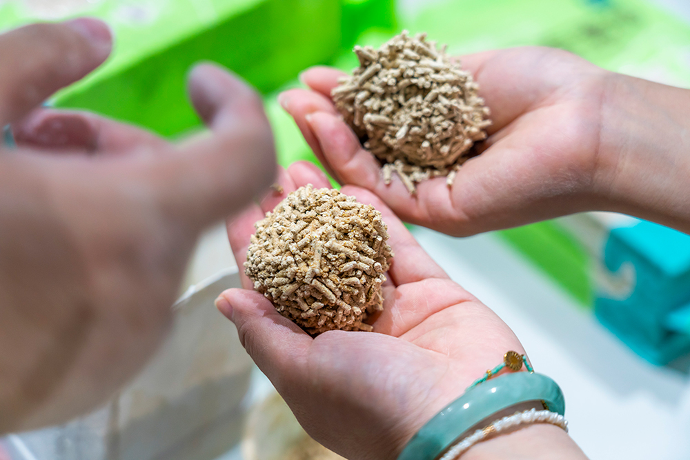 雖然最後決定選用同一米產區的稻殼、也訂定松木屑的含水率，生產時還是需要根據現場狀況進行調整。