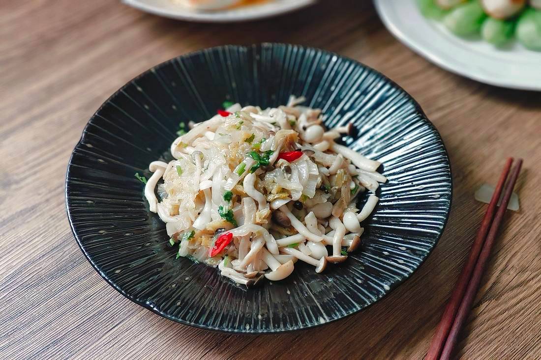 酸白菜炒菇菇