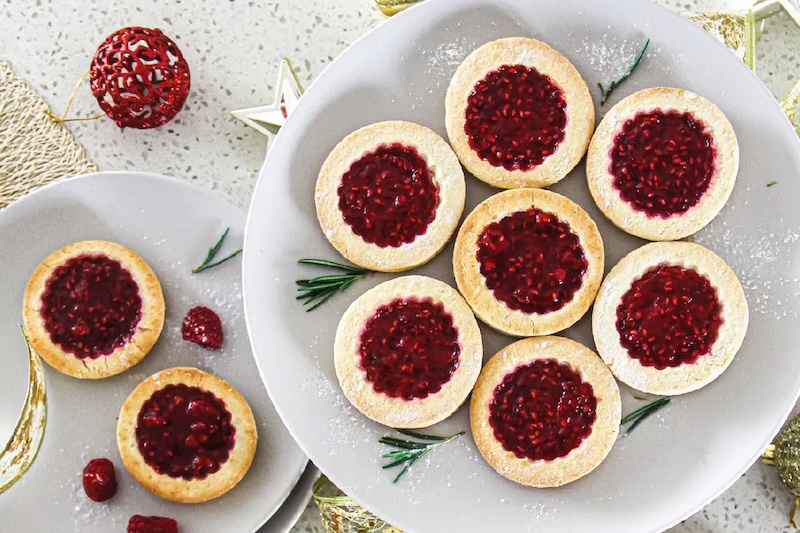 草莓辣椒醬取代傳統果醬，與酥脆餅乾結合成大人系的微辣甜點，讓午茶時光充滿驚喜 。