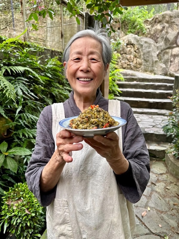 培仁媽媽介紹茹素36年、下廚50餘年,經營《培仁蔬食MAMA》YT頻道,蔥油餅教學影片獲693萬次觀看。