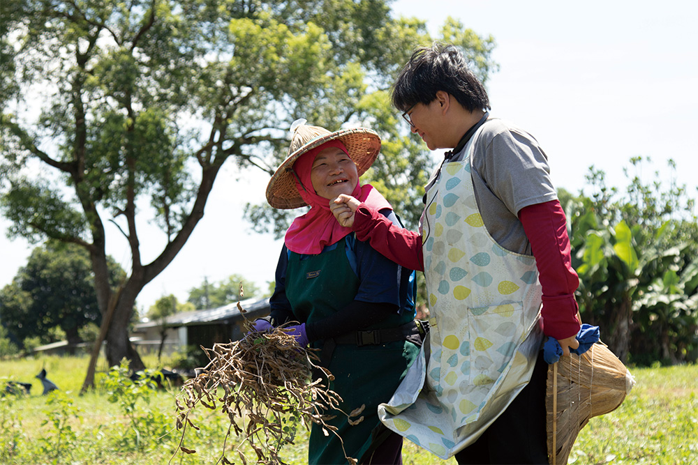 花蓮光復潮濕多雨，在地農友投入豆類種稙，需面臨極大挑戰。花蓮好豆有機黃豆田間保育