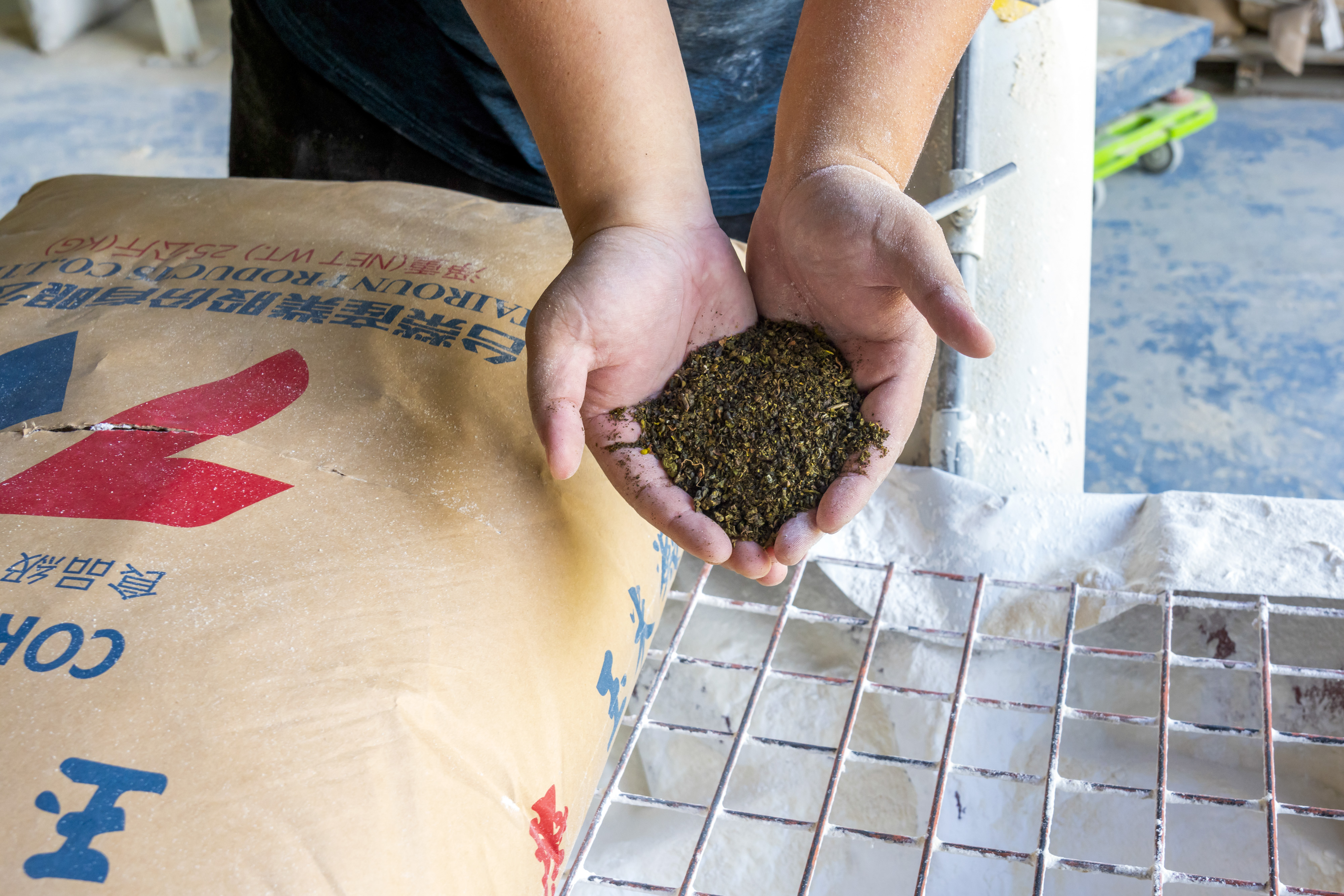 「田裡有貓砂」以茶葉作為天然除臭主成分,散發自然的植物調清香。