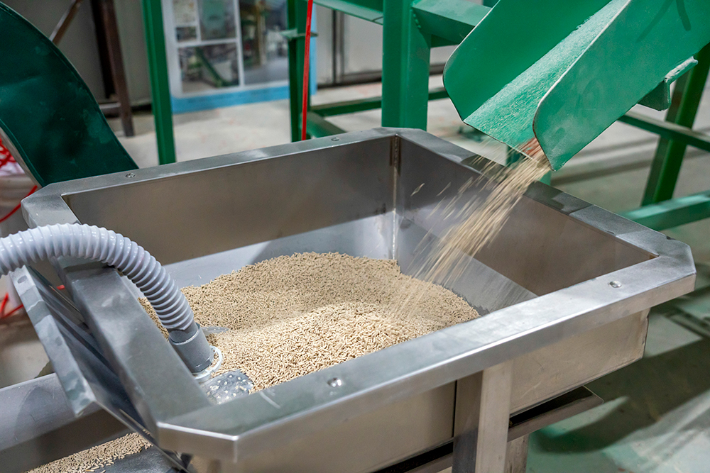 貓砂以稻殼等原料呈現淺色系，方便飼主觀察貓咪是否有血便或血尿。