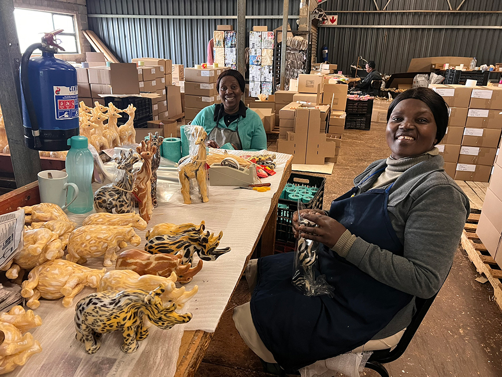 一件件手工蠟雕，承載著穩定生活的希望。