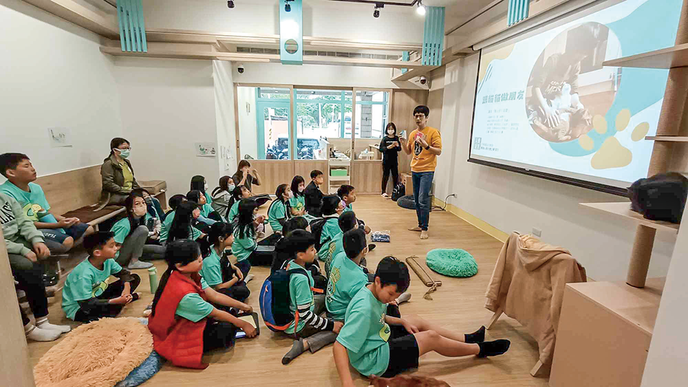 平日裡除了照顧貓咪，燒賣也經常到校園或位於南港的拼圖喵給貓館，推廣生命平權理念。