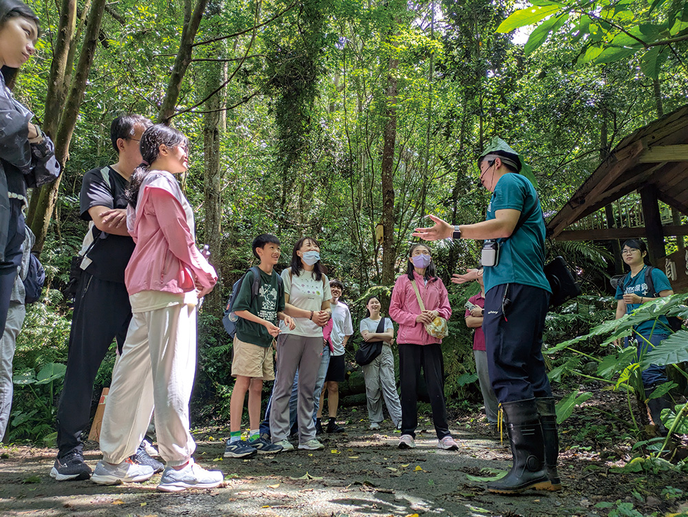 以「環境教育」為倡議主題，自然谷環境教育基地除了提供每月一梯次的公益生態導覽及棲地志工，也和企業進行ESG合作舉辦生態工作假期，帶領一般民眾和家庭，走進這片在環境信託下長成的大自然。