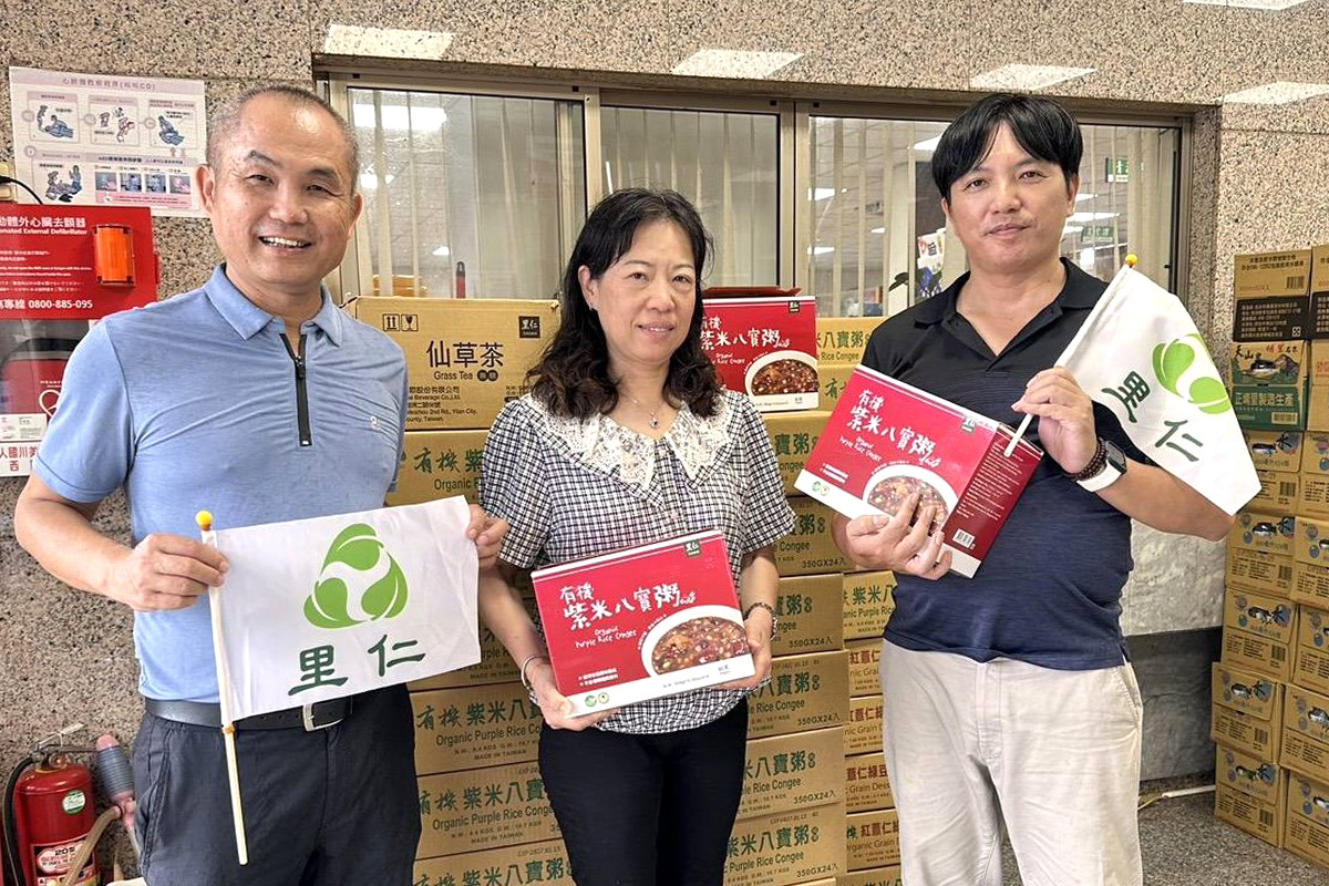 丹娜絲颱風襲台,里仁關懷嘉義獨居長者,捐贈有機紫米八寶粥