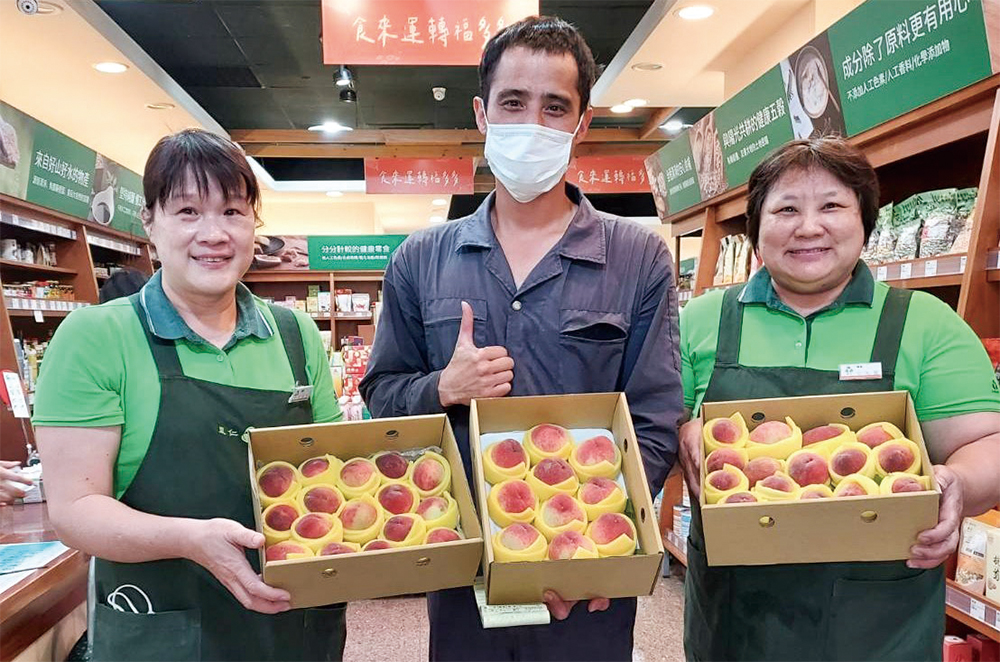 「綠保小農直送里仁門市」模式,讓小農自行配送到鄰近門市,也方便消費者就近採買剛採收的新鮮蔬果。