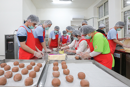 愛肯樂活工場製作養生饅頭