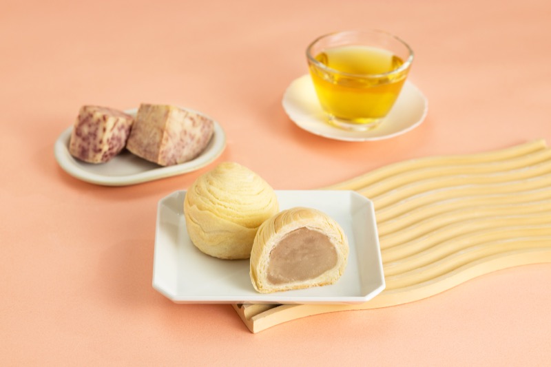 「秋饗禮盒的芋頭酥」，特選來自大甲，無農藥殘留的芋頭作為芋頭酥原料。吃起來有著天然芋頭淡淡香氣，口感也綿密細緻。