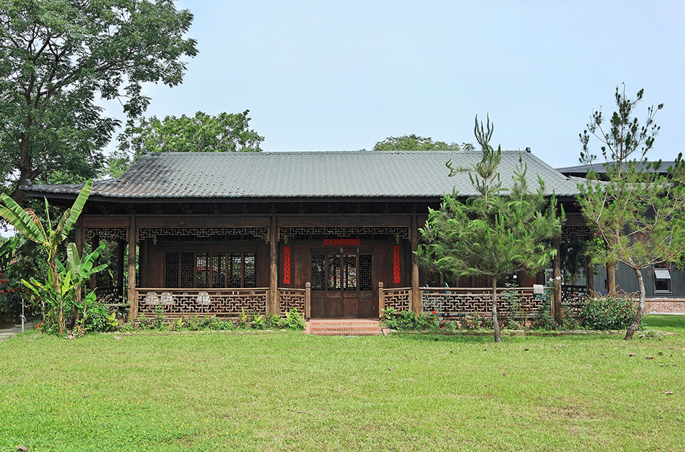 雕工細緻的「吉祥居」是一棟集結志工力量，將回收建材重新拼合的木造建築，目前作為書室使用。