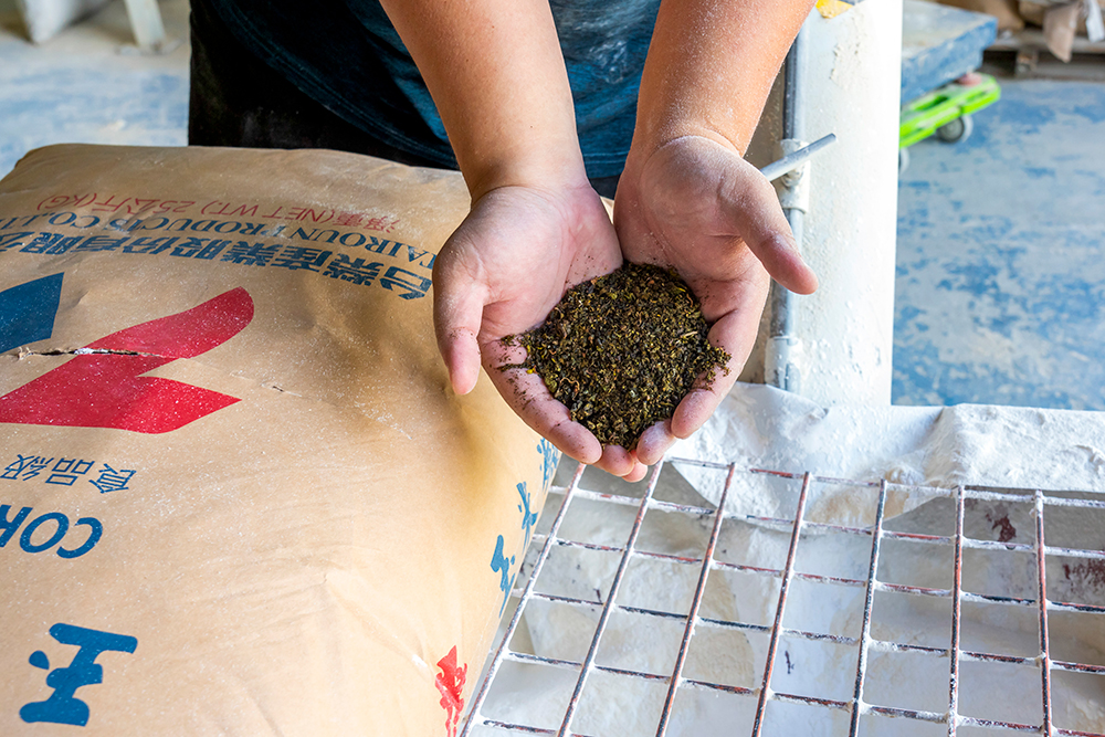 「田裡有貓砂」以茶葉作為天然除臭主成分，散發自然的植物調清香。