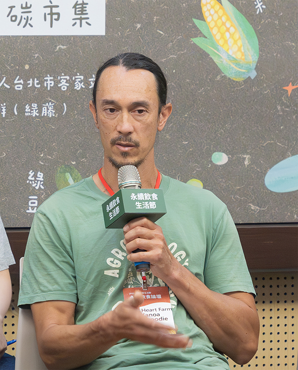 北美亞裔農夫代表Kanoa Dinwoodie在農場裡種植蔬菜與雜糧，透過保種與育種，找回與土地、文化之間的連結，也讓更多人重新認識食物的來源。北美亞裔農夫Kanoa與花蓮農友柯春伎進行雜糧保種經驗交流