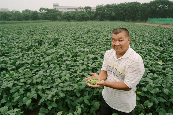 許玉堂手捧毛豆