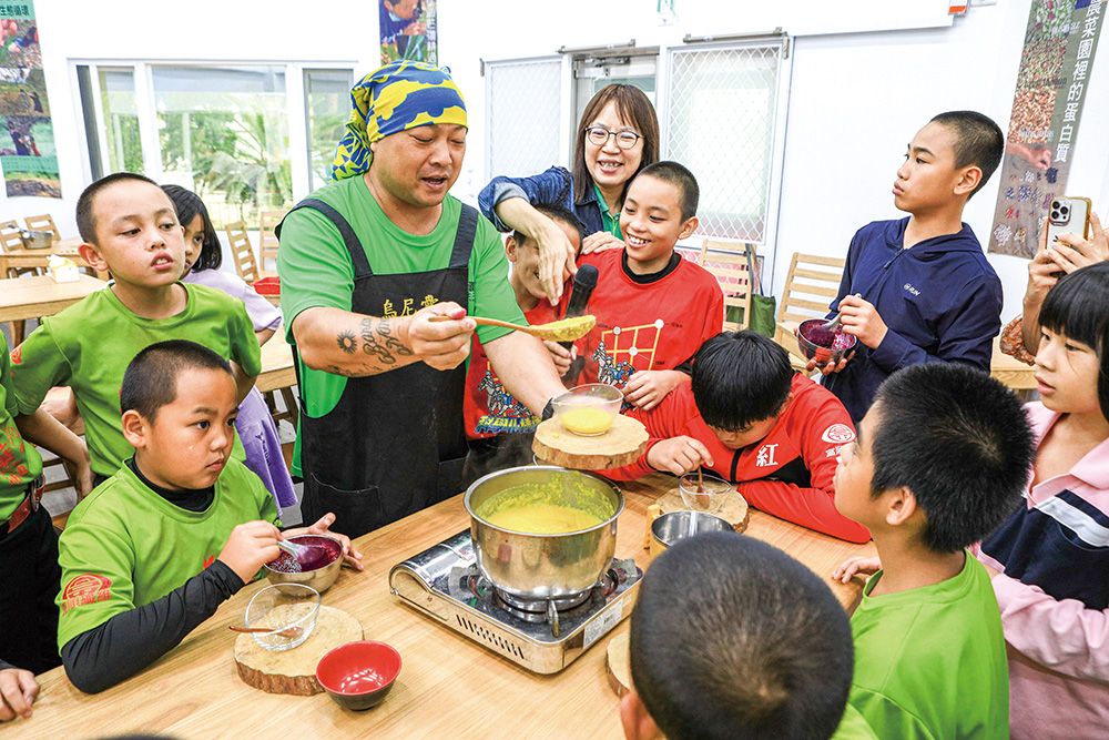 慈心與餐廳主廚進入台東南迴部落,學習傳統的小米料理。