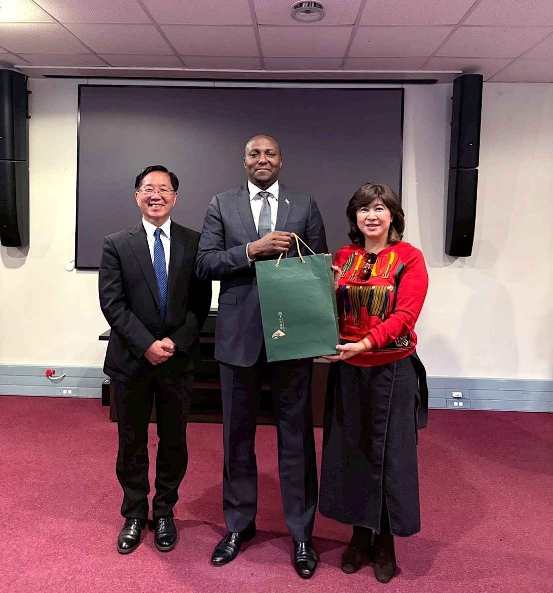 里仁拜訪史瓦帝尼總理戴羅素（Russell Dlamini，中），由里仁副總經理韓敬白(左)代表，致贈慈心淨源有機茶禮盒，展現國民外交情誼。