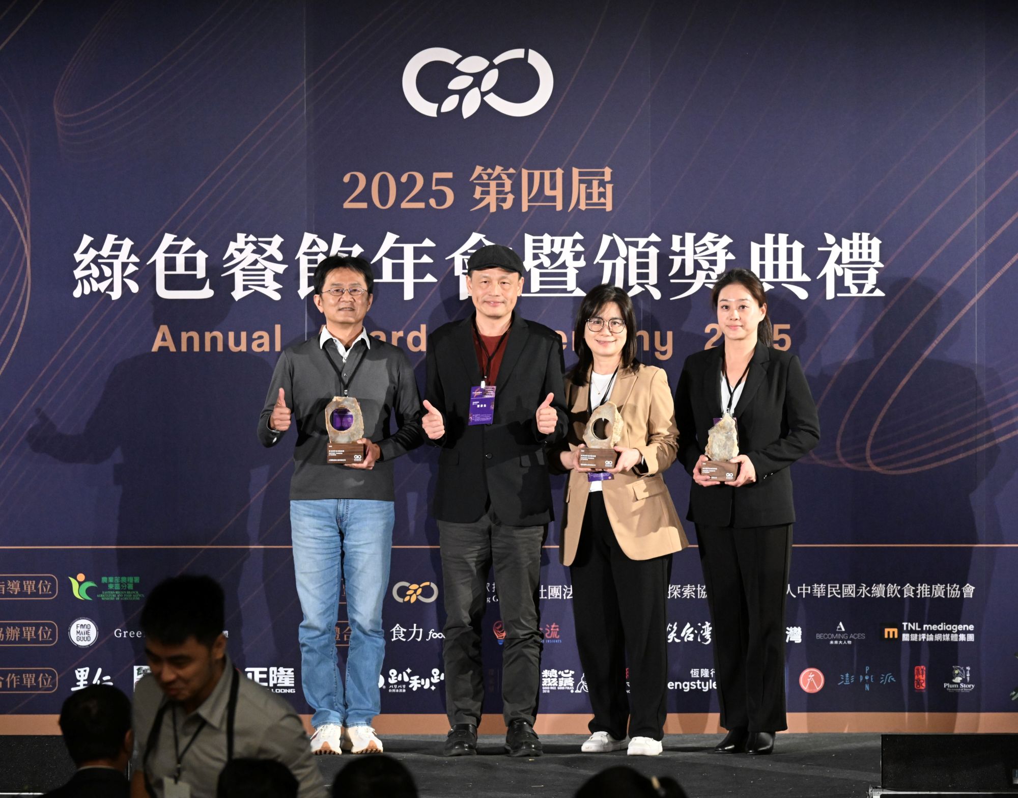 「在地當季食材運用獎」表揚了潤泉國際企業與上豐農產加工廠兩家長期支持本土食材的用心。