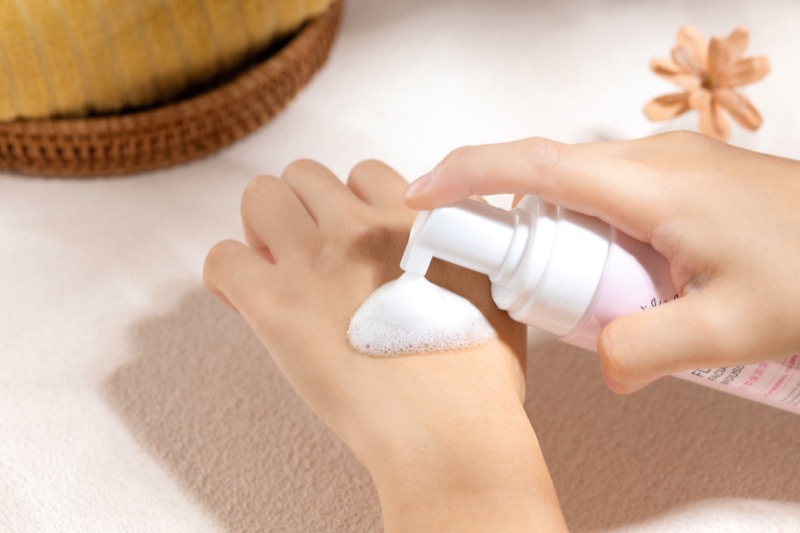 「花萃保濕潔顏慕絲」是一款專為乾性及敏感肌膚設計的潔顏產品,