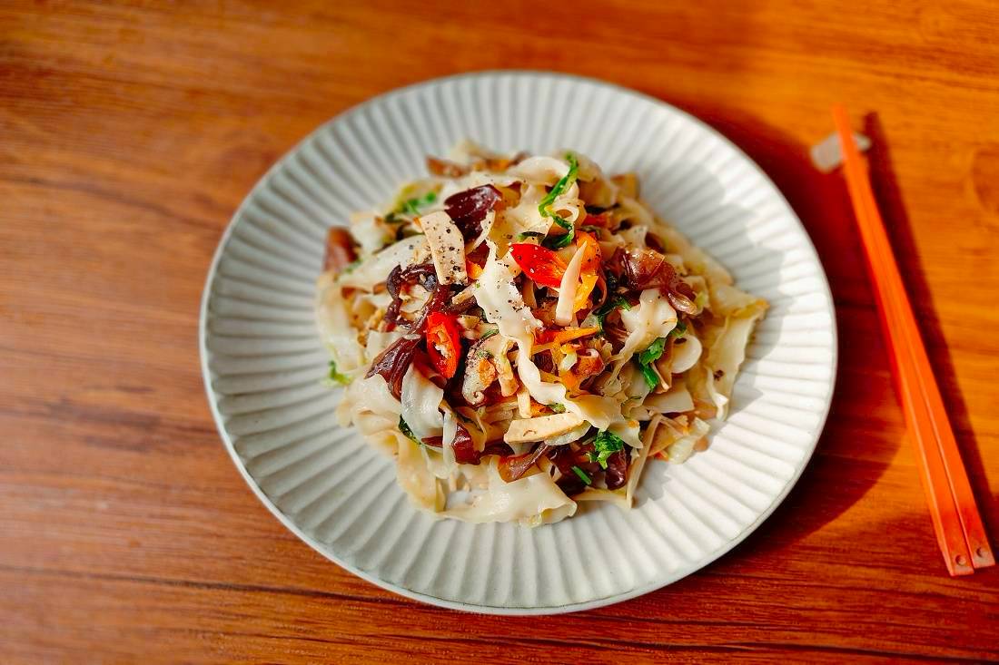 鮮蔬木耳炒波浪麵