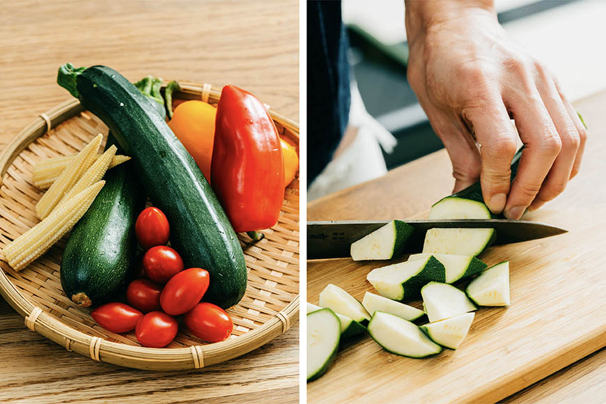 蔬菜洗淨後櫛瓜切成一口大小的塊狀，玉米筍切成段，小番茄對切成半