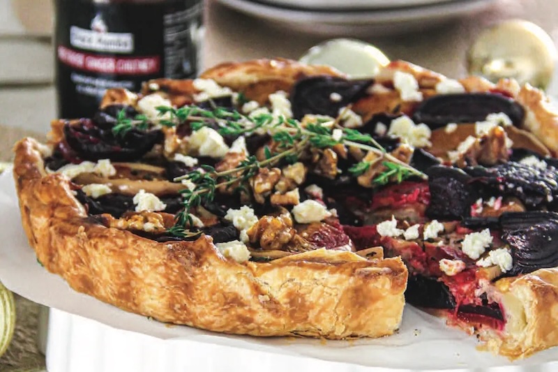 結合起司的鹹香與天貝的高蛋白，翻轉甜菜根的傳統印象，打造瑰麗的高纖開胃菜 。