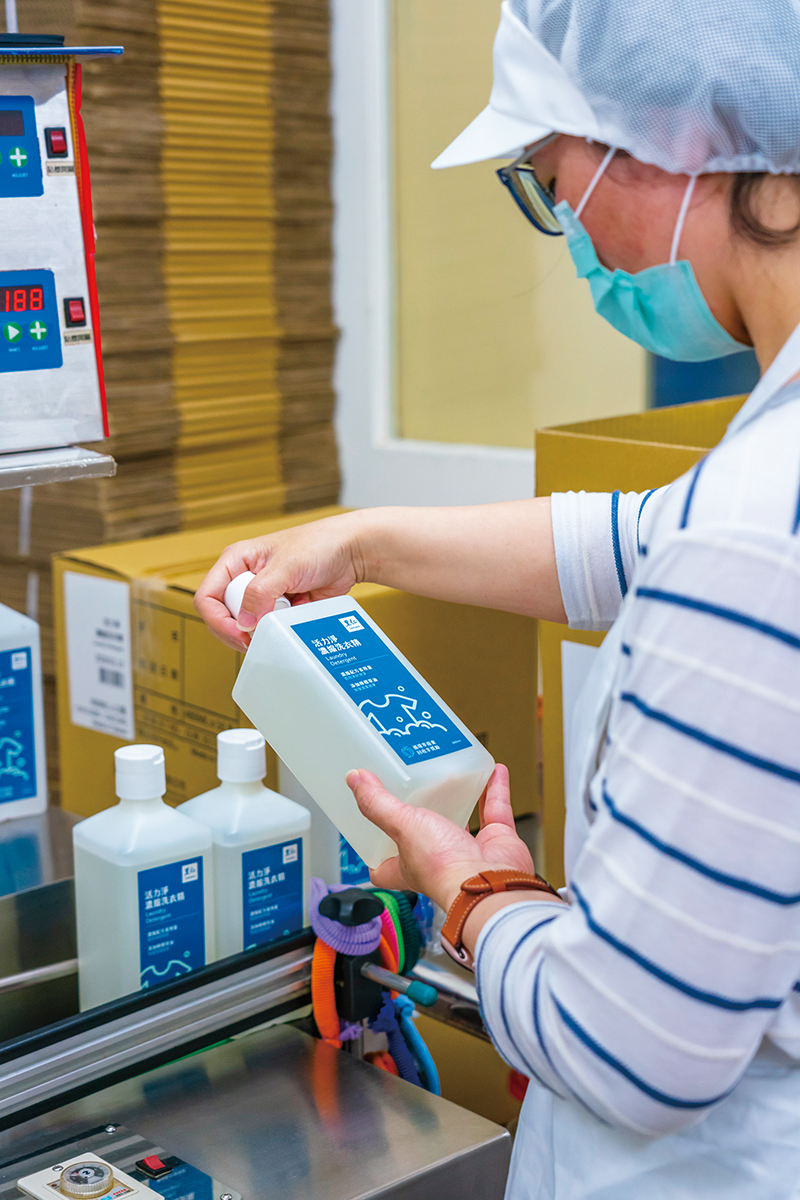 綠宣成立的初衷，就是製造消費者每日都能安心使用的居家清潔產品，透過單純成分、控管製程及嚴格品管，達成讓清潔回歸本質的心願。