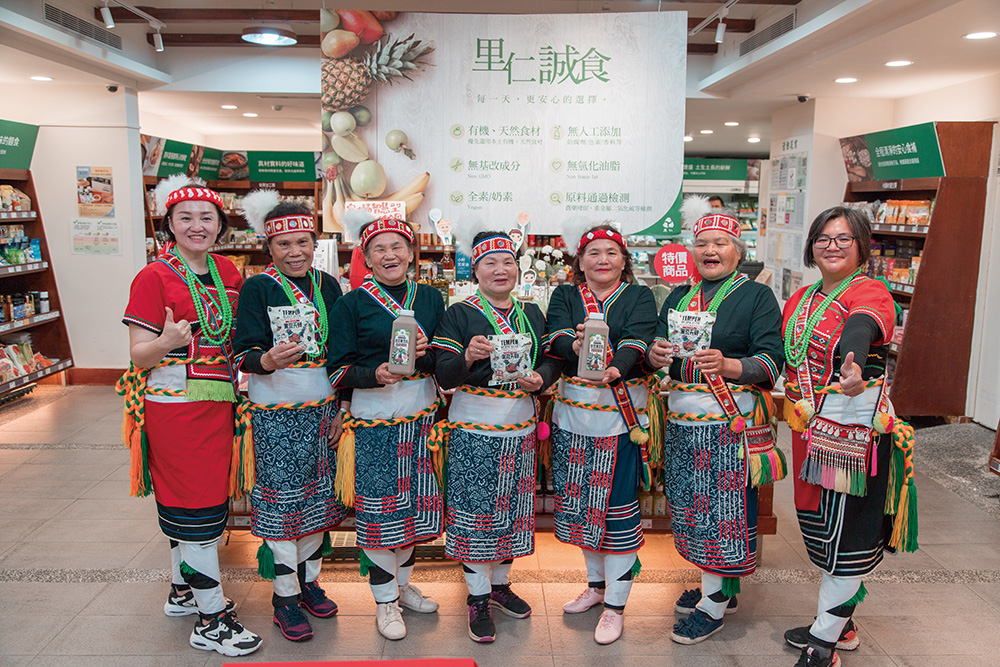 花蓮馬太鞍部落族人見到自己種的黑豆變成里仁架上產品,不禁笑開懷。
