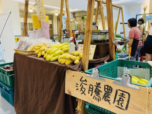 浚騰農園@水花園_500(1)張源沛悉心照顧的香蕉，在市集擺攤每每受消費者青睞。