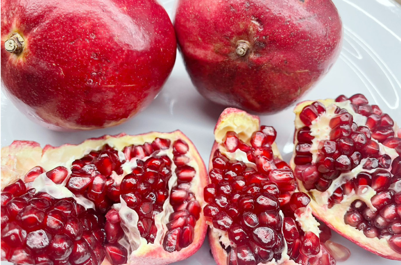 剖開 剔透果粒的有機紅石榴