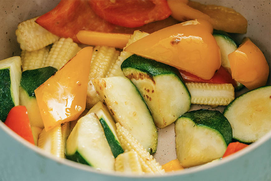 將櫛瓜、玉米筍翻炒上色後起鍋備用