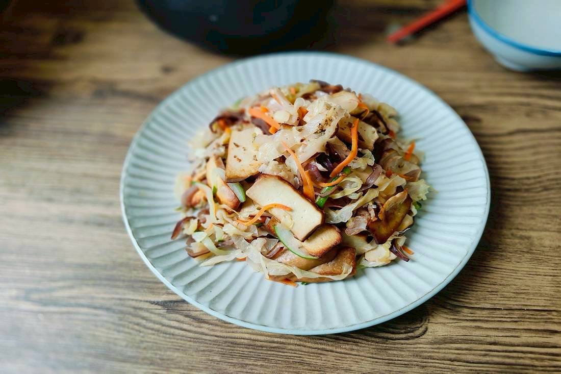 酸高麗菜炒木耳豆乾